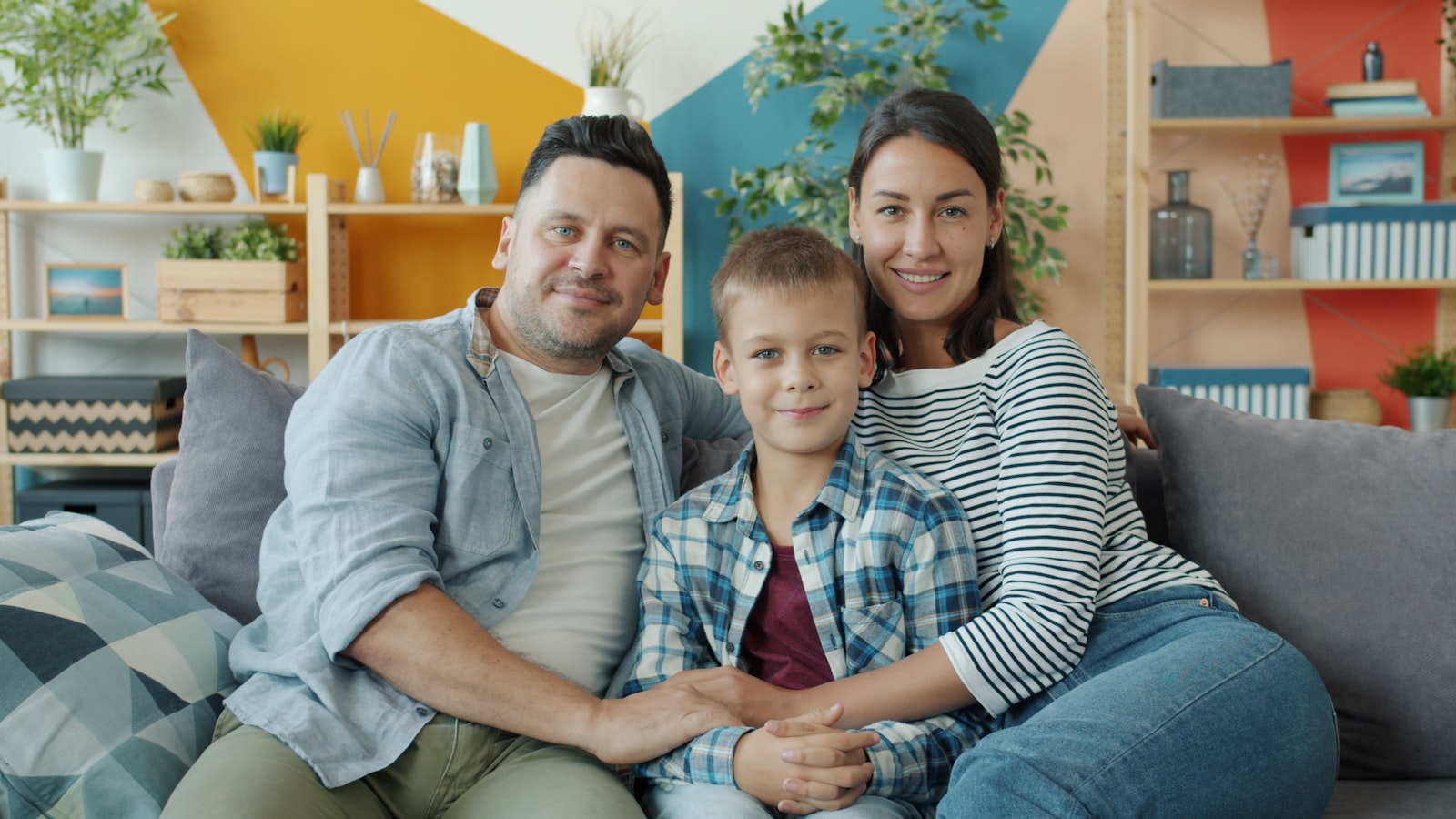Família sorrindo em casa